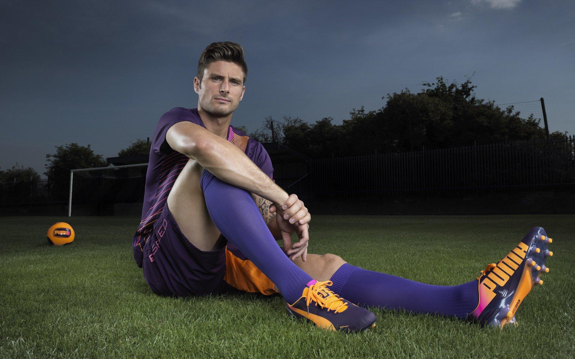 球迷训练基地暖心应援 横幅寄语激励阿隆索重振旗鼓