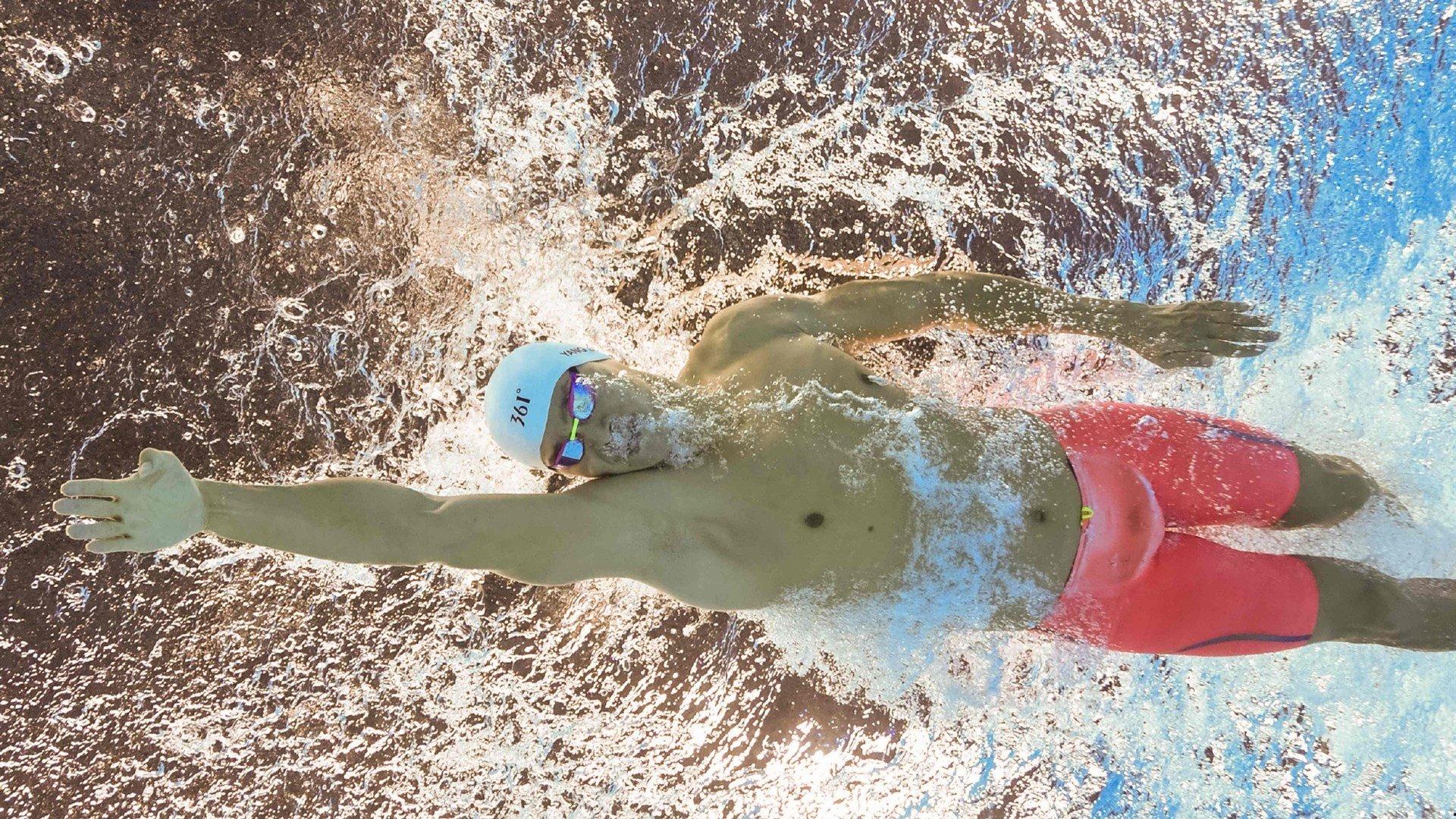 球迷训练基地暖心应援 横幅寄语激励阿隆索重振旗鼓